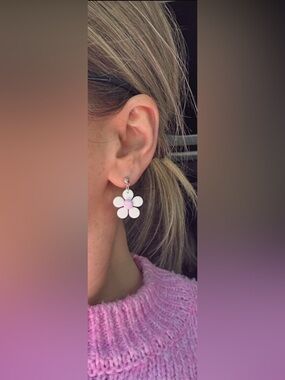 Handmade Daisy Flower Dangle Earrings 🌼